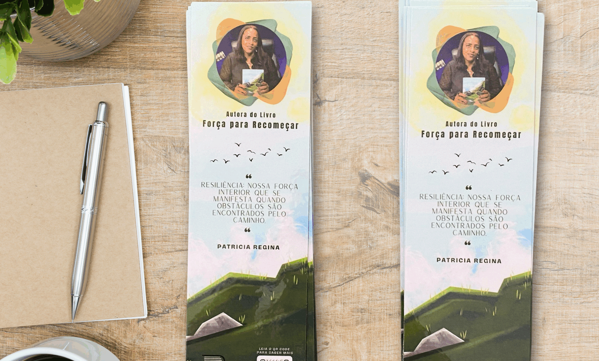 Marca-páginas personalizados com arte inspiradora e citação sobre resiliência, impressos para divulgação de livro. Material gráfico ideal para livros, Bíblias e apostilas, produzido por gráfica online com impressão de alta qualidade. Excelente exemplo de marcador de página usado como brinde ou item promocional.